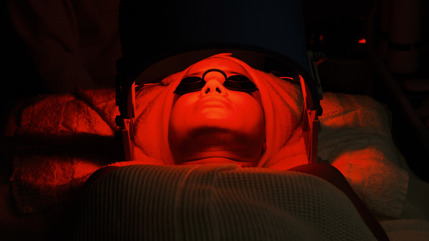  Red Light Therapy Helps Combat Skin Inflammation